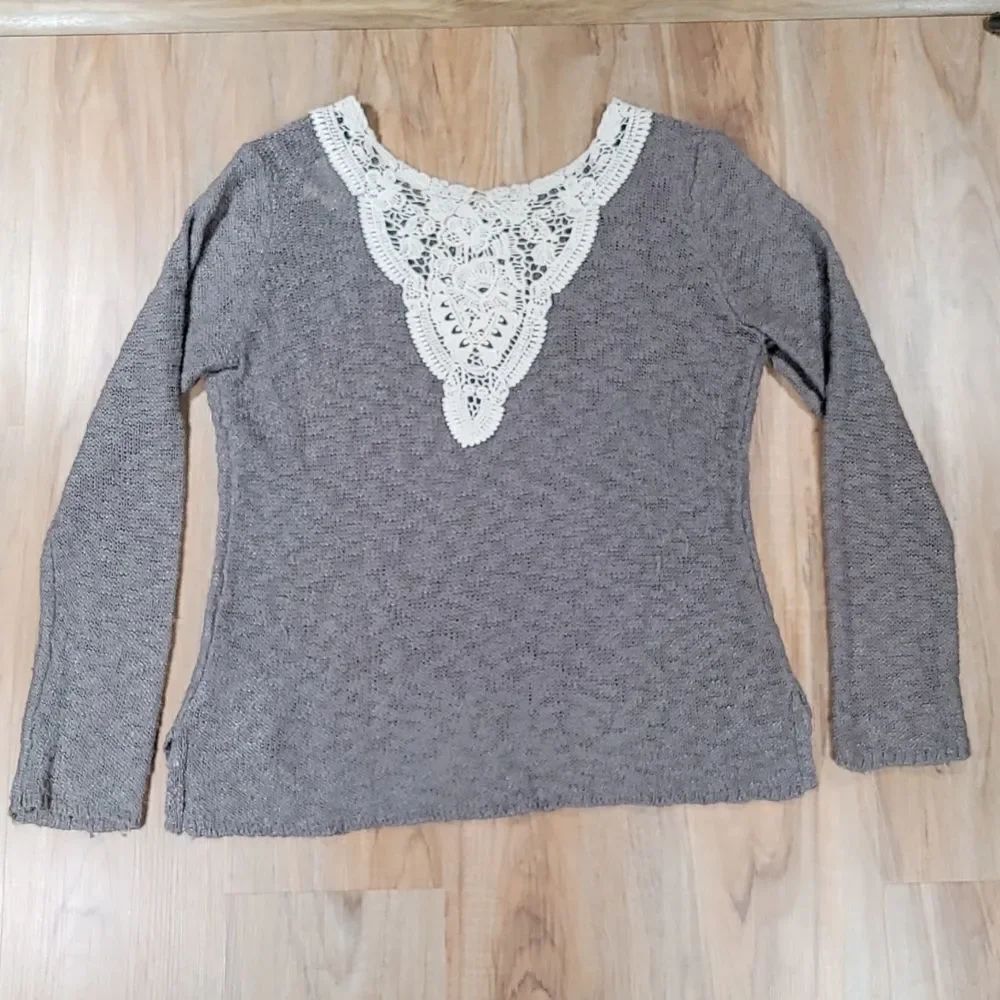 🔹️Pink Republic Gray Embroidered Lace Vneck Long Sleeved Sweater Large
